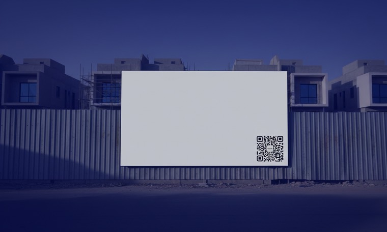 لوحة إعلانية أمام مشروع سكني تحمل كود QR